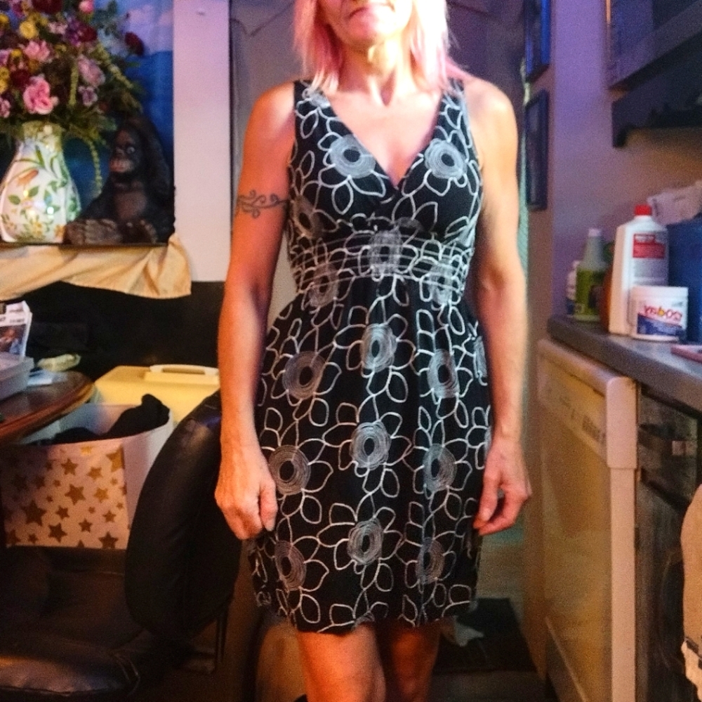 Black/white v neck dress